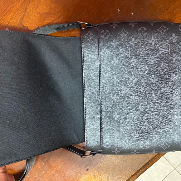 LOUIS VUITTON MESSENGER BAG - Picture 4 of 14